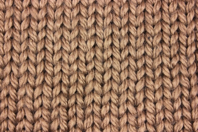 茶色のニットの編み目の拡大