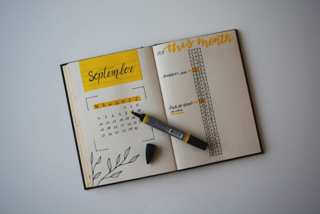 9月のページが開かれた英語のスケジュール帳と黄色いマーカー