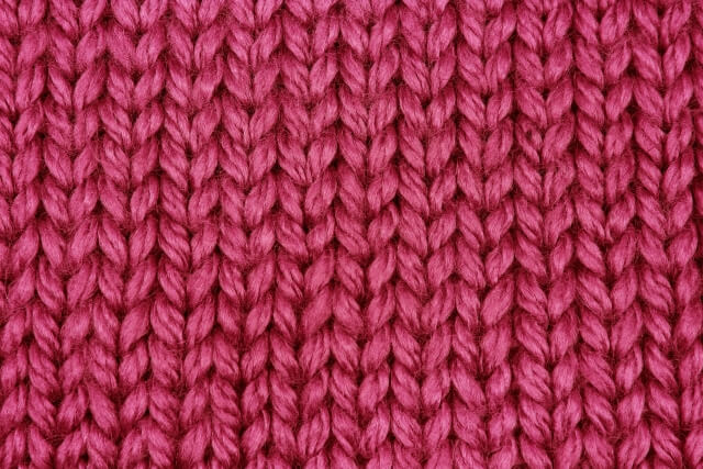 ピンク色の平編みニット
