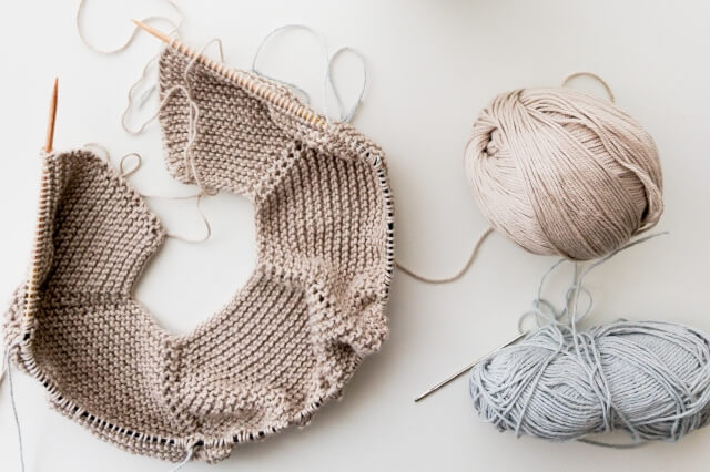 ベージュの毛糸と編み途中の編み物